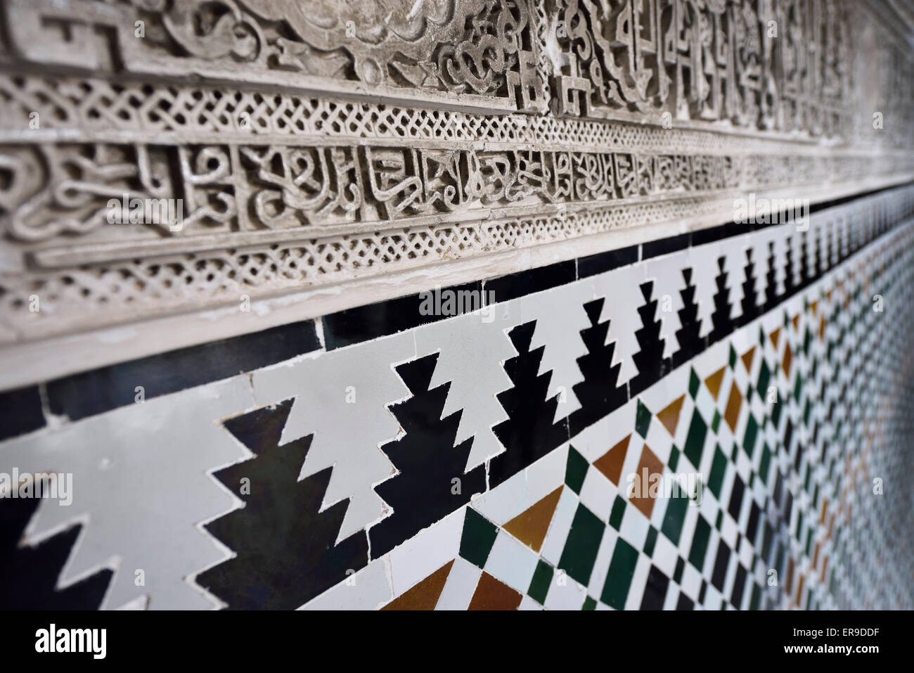 In prossimità della parete arabo carving e tilework al palazzo di Alcazar Siviglia Andalusia Foto Stock