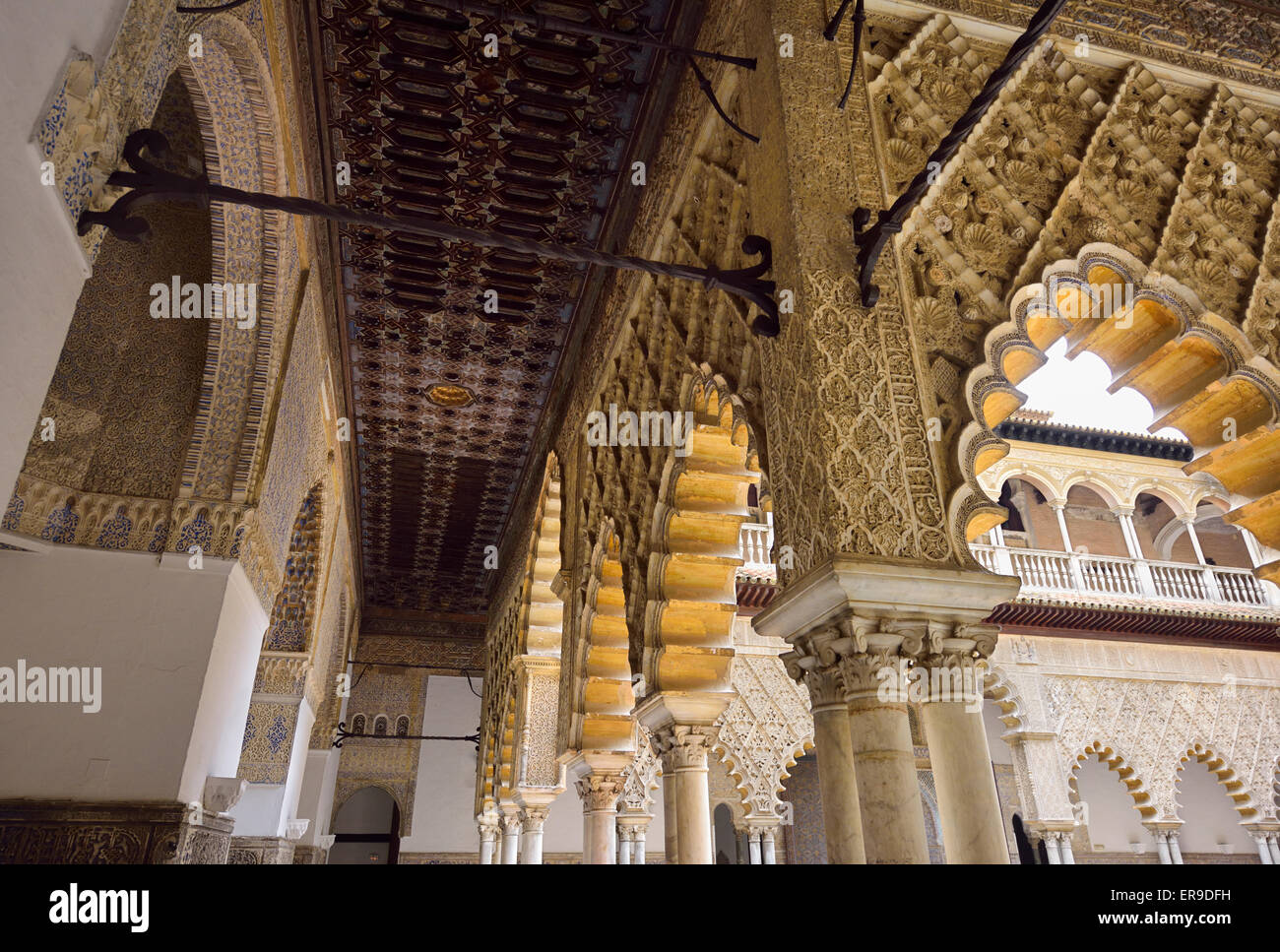 Dettagli del soffitto del cortile delle fanciulle a palazzo Alcazar Siviglia Andalusia Foto Stock