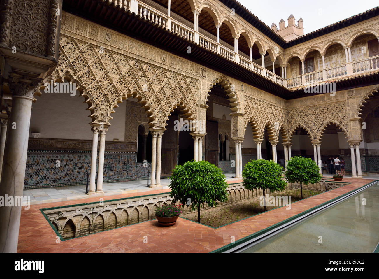 Giardini incassati nel cortile delle fanciulle a palazzo Alcazar Siviglia Andalusia Foto Stock