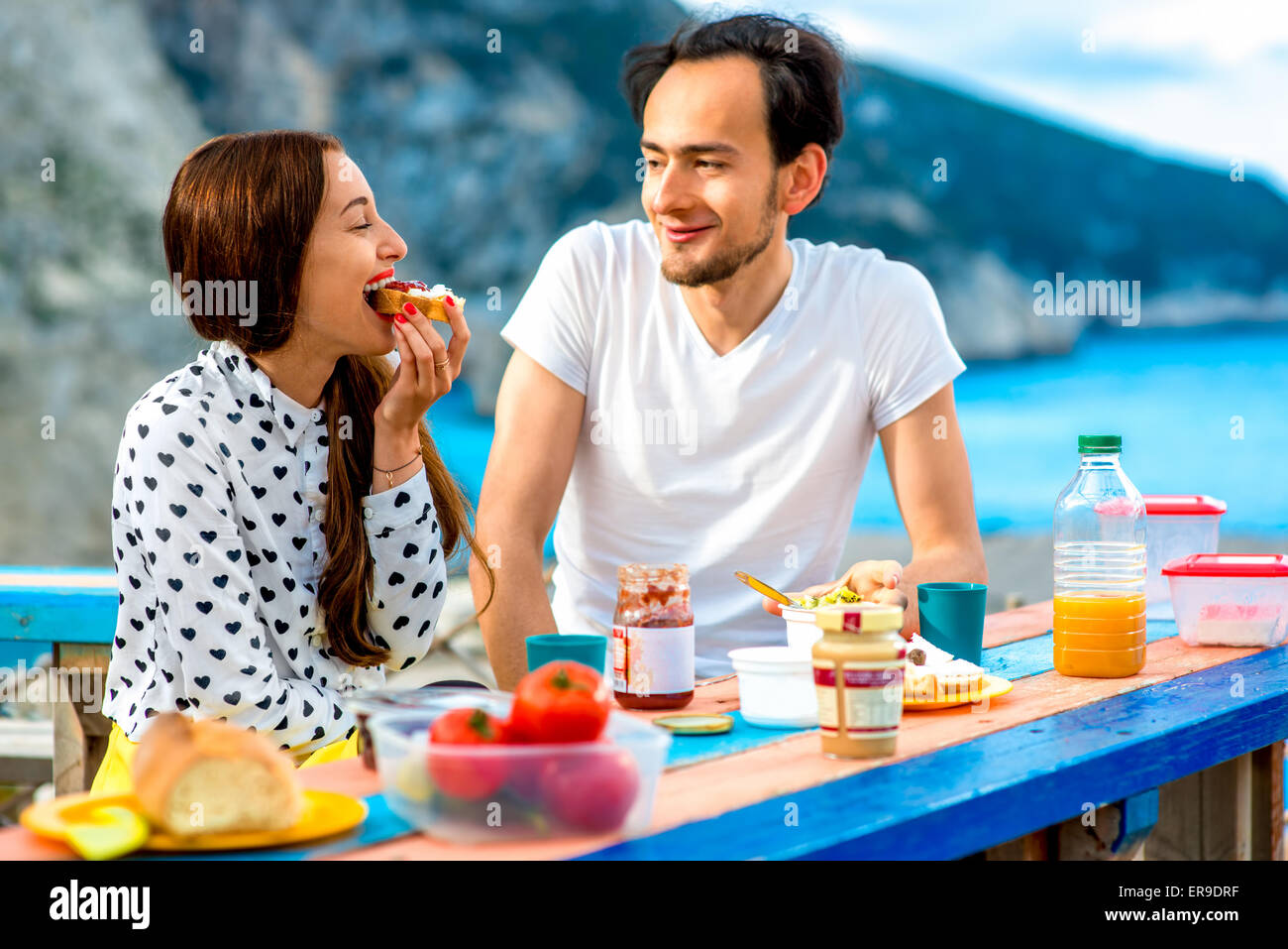 Coppia giovane avente la colazione all aperto Foto Stock