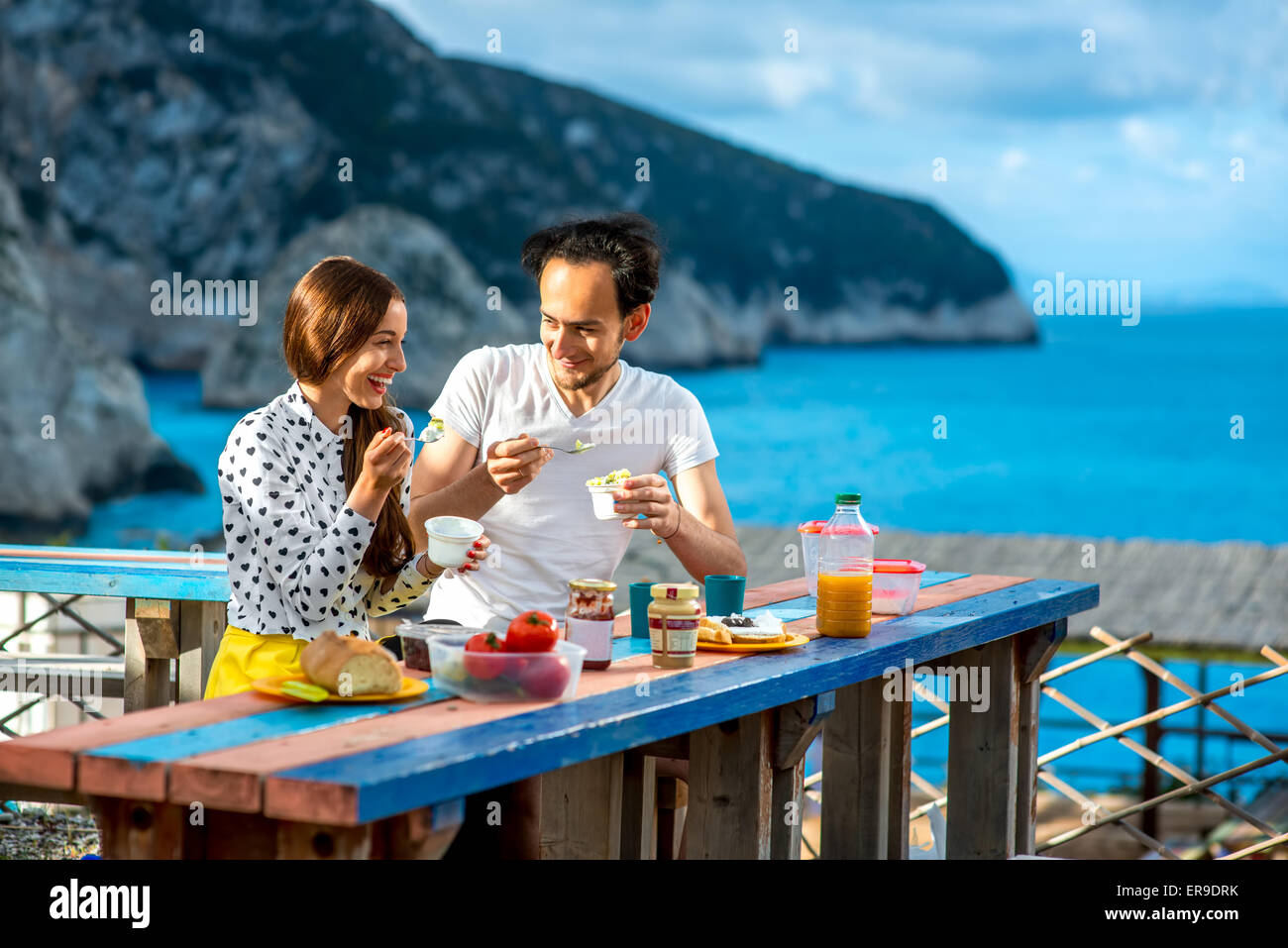 Coppia giovane avente la colazione all aperto Foto Stock