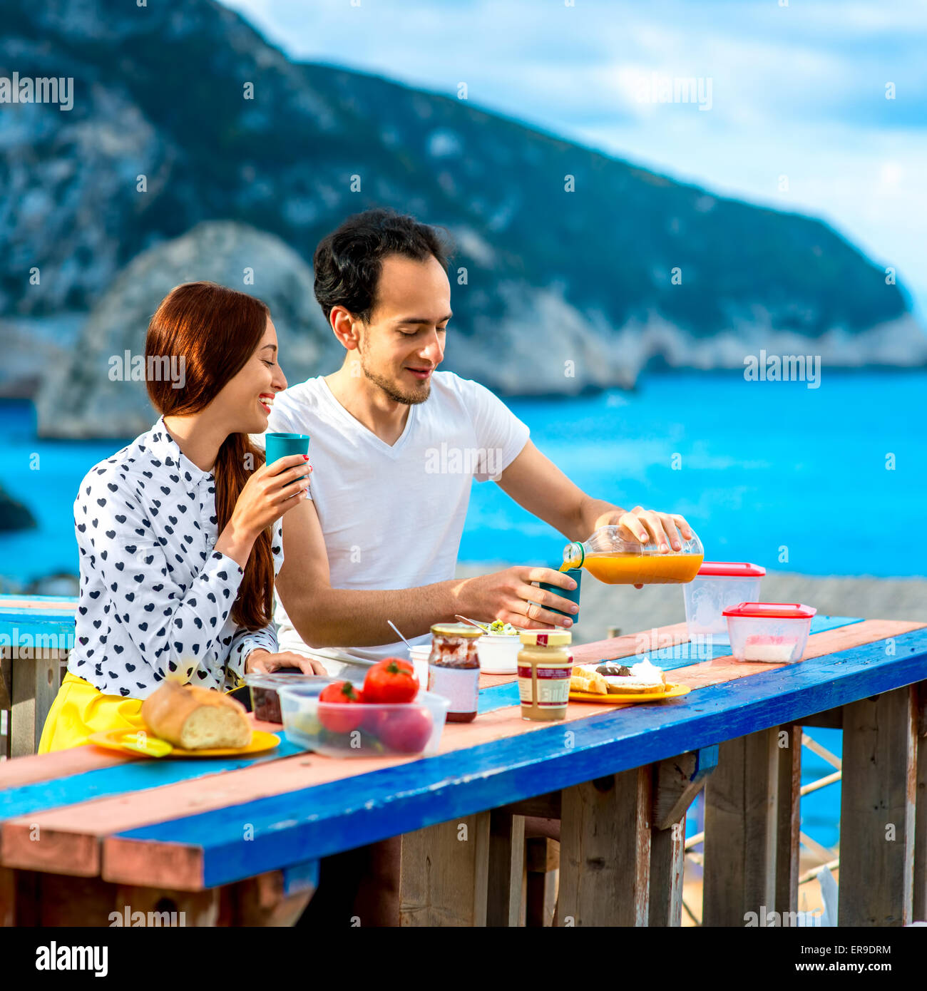 Coppia giovane avente la colazione all aperto Foto Stock