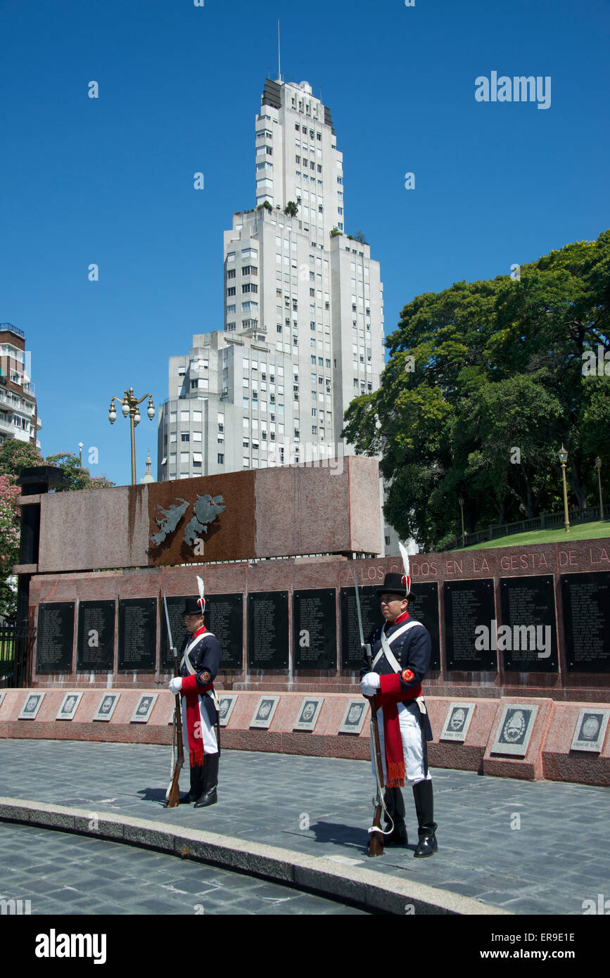 Due protezioni Falklands War Memorial Plaza San Martin e Kavanagh edificio Retiro Buenos Aires Argentina Foto Stock