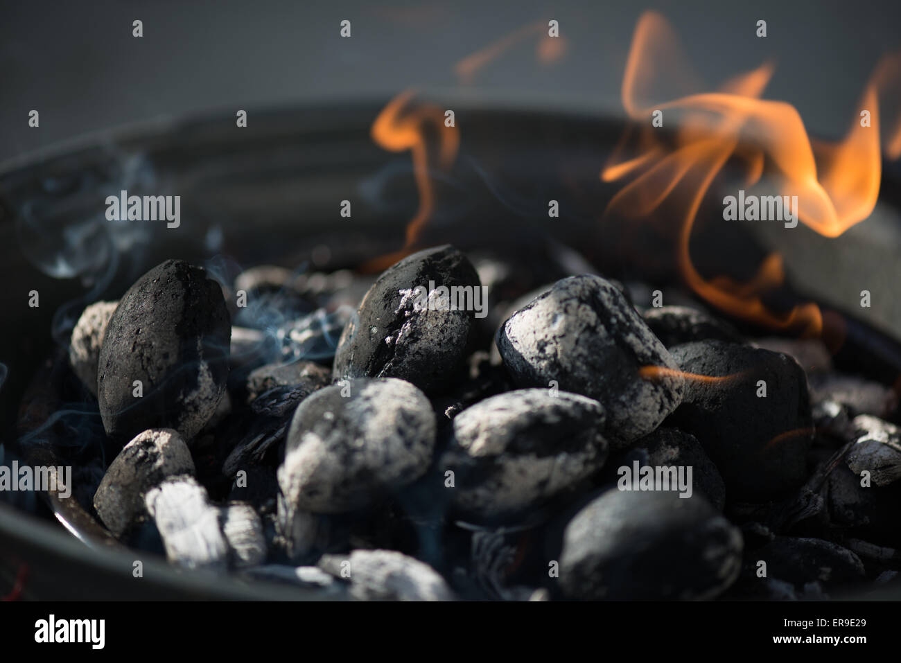 Griglia Per Il Barbecue, fumo e fiamme Foto Stock