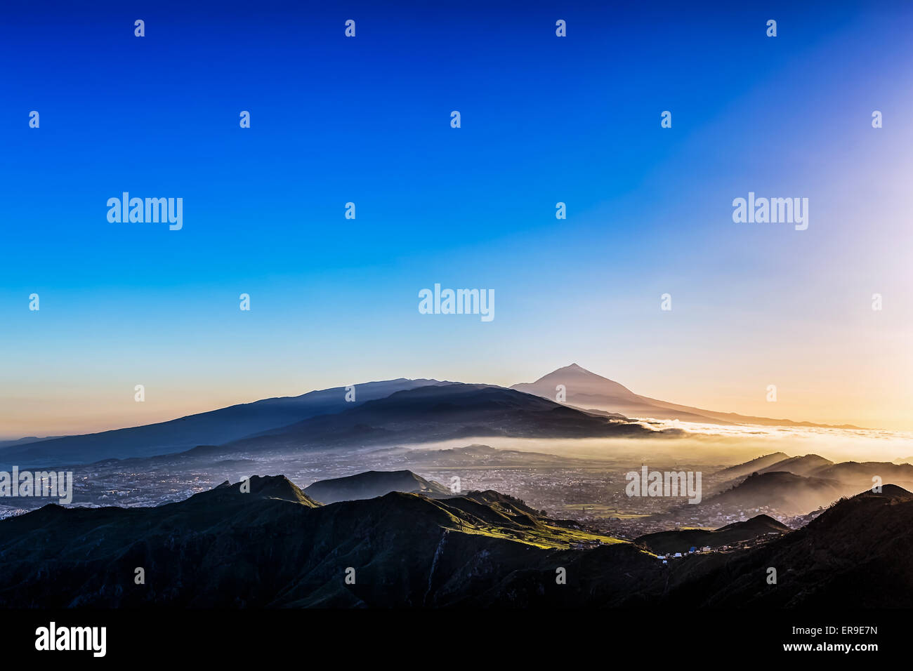 Tramonto a sera nelle montagne e il cielo blu con haze e il vulcano Teide sullo sfondo a Tenerife Isole Canarie, Spagna Foto Stock