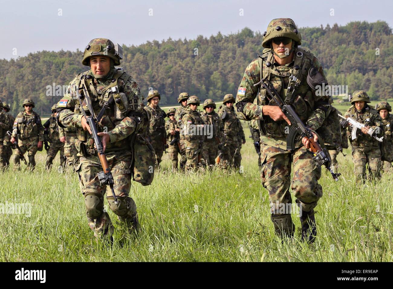 Soldati serbi della prima società, trentunesimo Battaglione, 3° Brigata durante la NATO esercizio combinato di risolvere Maggio 22, 2015 in Hohenfels Army base, Germania. Foto Stock