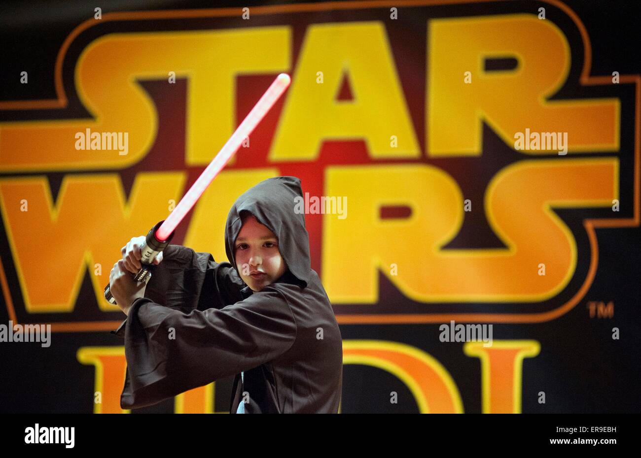 Un giovane ragazzo partecipa alla Star Wars themed Jedi Academy presso il Teatro Carey 2 maggio 2015 principale in Lakewood, Washington. Foto Stock