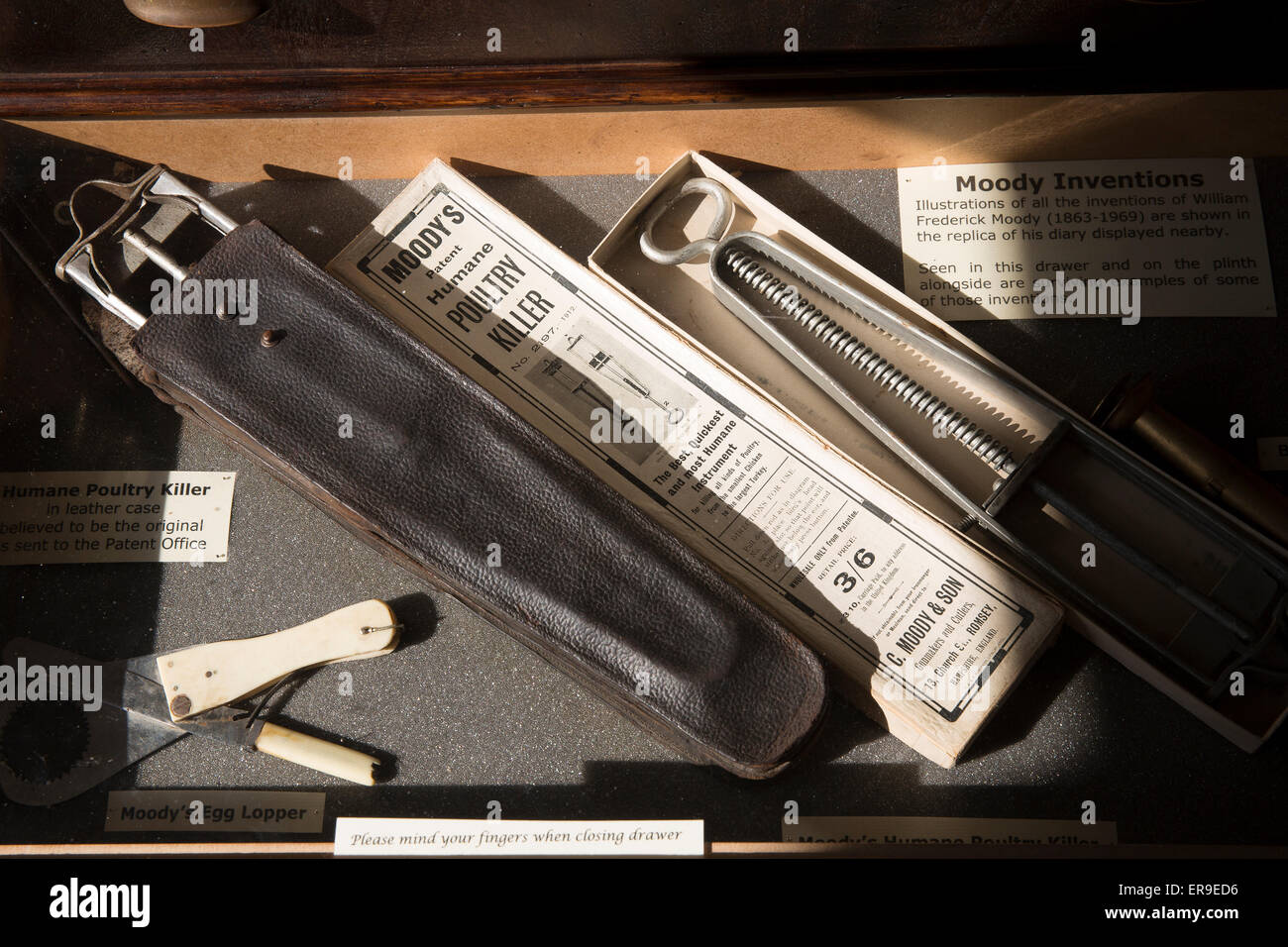 Moody's Humane pollame Killer, William Moody's pistola e negozio di pesca, Romsey Museum, Hampshire, Inghilterra, Regno Unito. Foto Stock