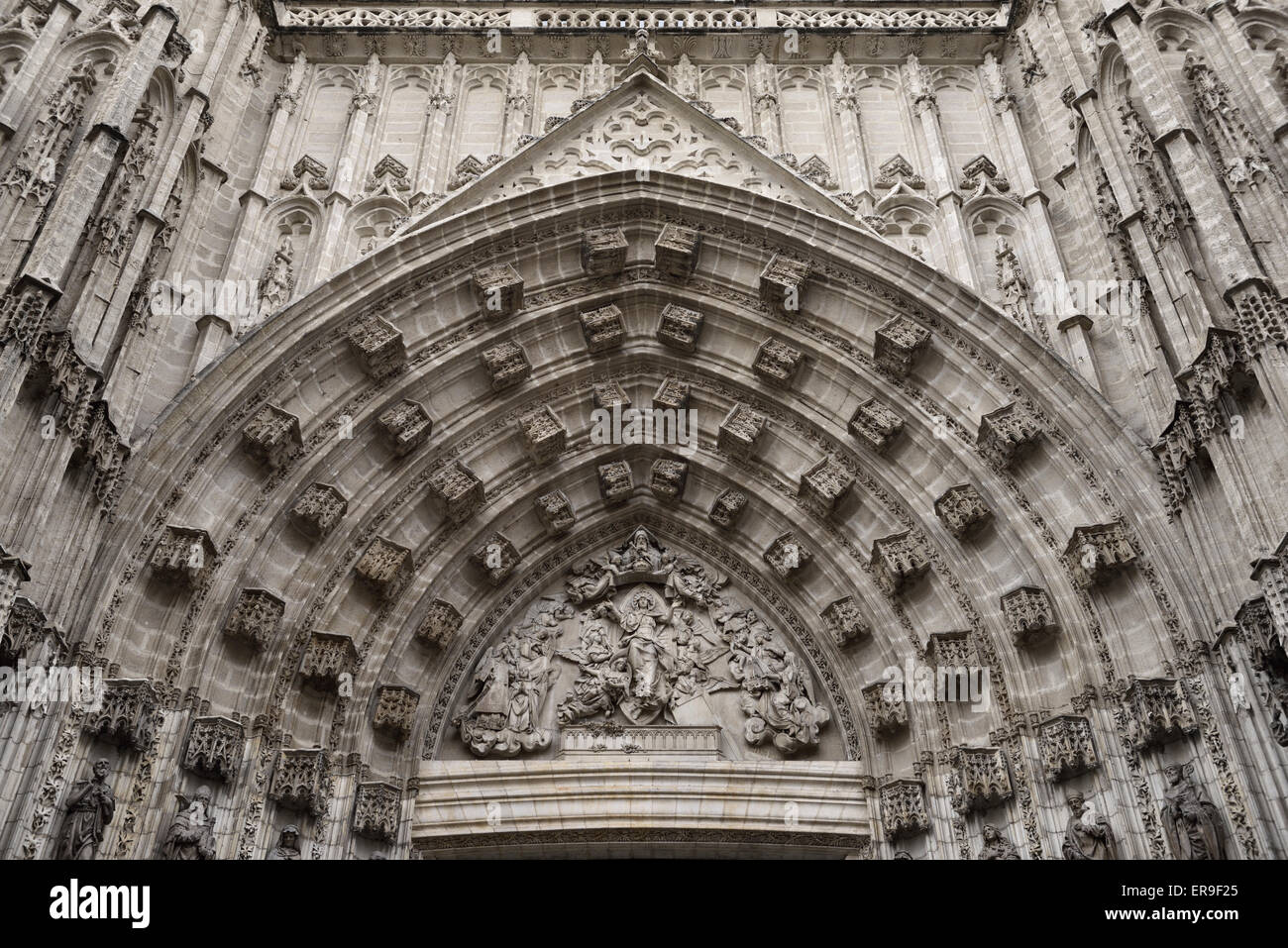 Scolpita in rilievo della assunzione di Santa Maria sopra la porta principale presso la cattedrale di Siviglia Andalusia Foto Stock