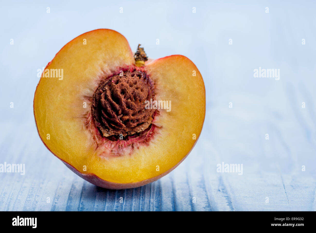 Pesche fresche metà, still life. Foto Stock