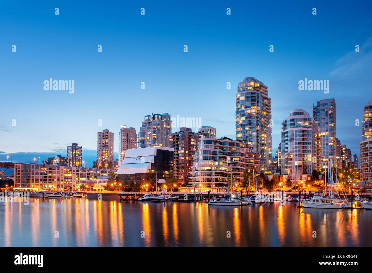 Lo skyline di Vancouver al crepuscolo. Vancouver, British Columbia, Canada Foto Stock