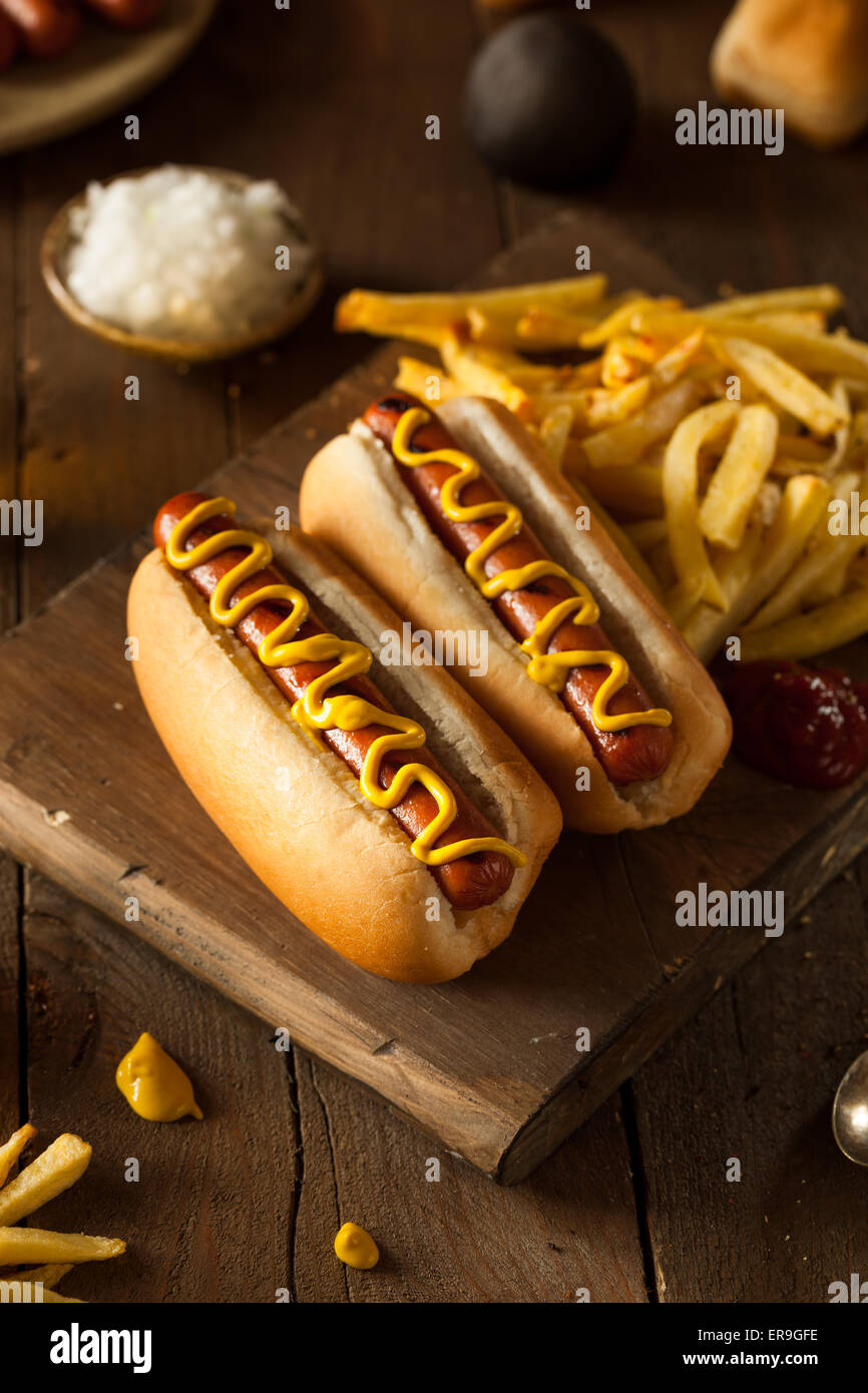 Barbecue grigliate di Hot Dog con senape gialla Foto Stock