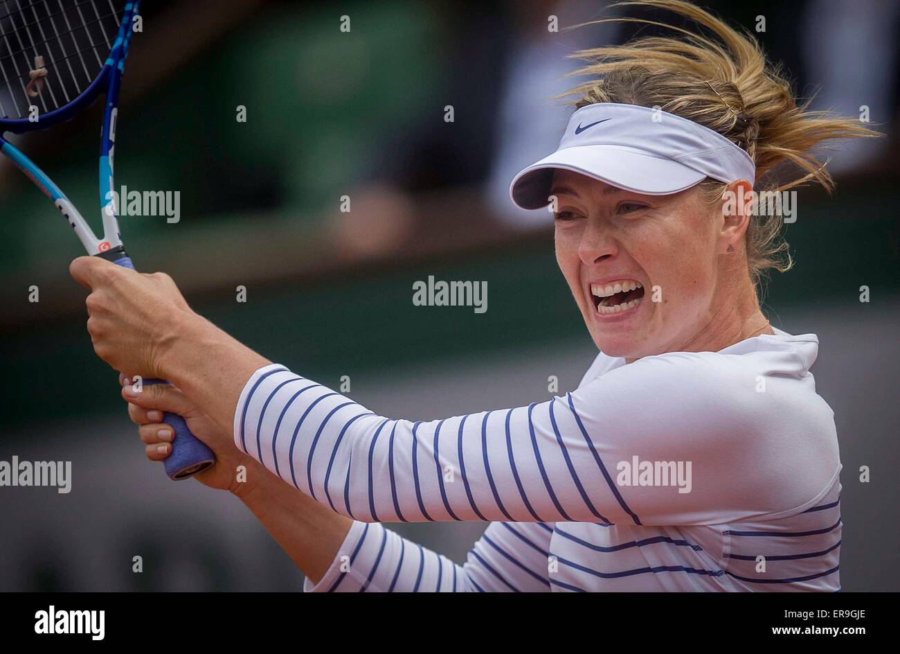 Parigi, Francia. 29 Maggio, 2015. Maria Sharapova della Russia colpisce un ritorno durante le Donne Singoli Terzo turno match contro Samantha STOSUR di Australia al 2015 Open di Francia di tennis nel torneo di Parigi, Francia, il 29 maggio 2015. Maria Sharapova ha vinto 2-0. Credito: Chen Xiaowei/Xinhua/Alamy Live News Foto Stock