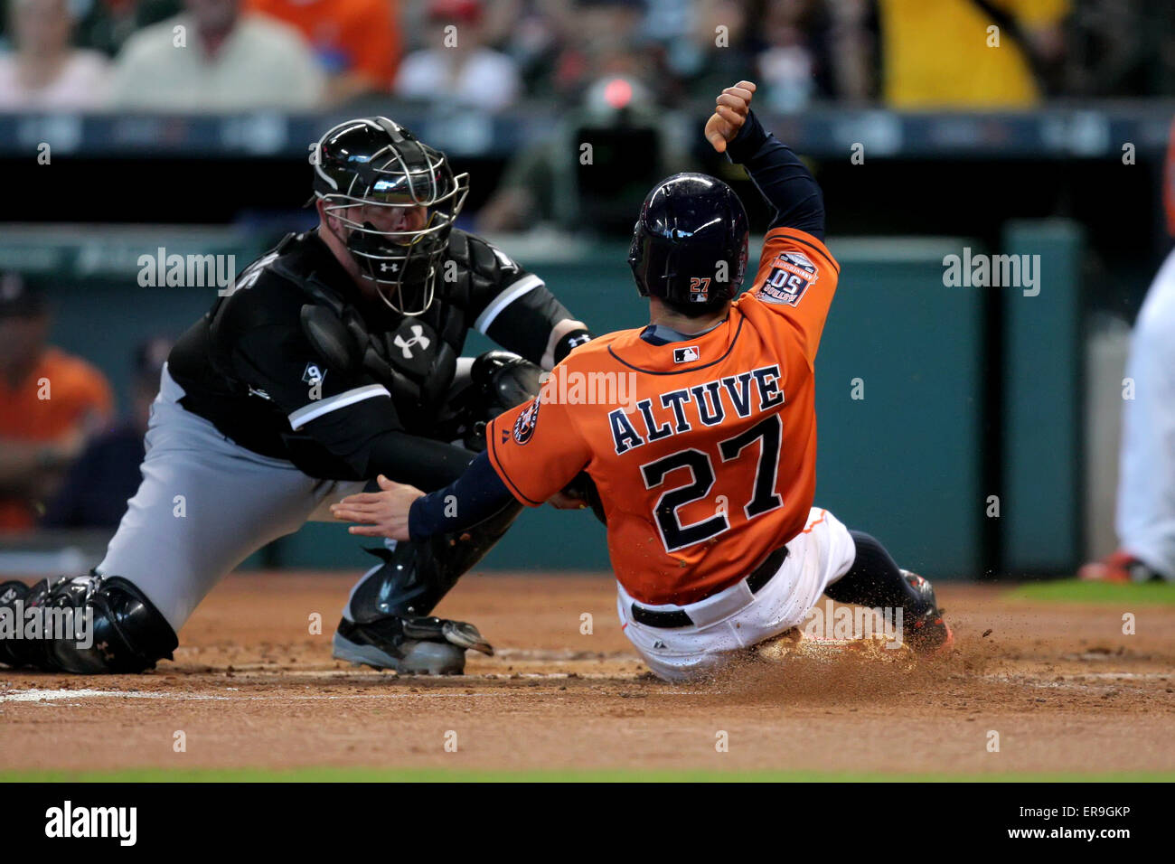 Houston, TX, Stati Uniti d'America. 29 Maggio, 2015. Houston Astros secondo baseman Jose Altuve #27 è contrassegnato fuori di casa da parte dei Chicago White Sox catcher Tyler fiori #21 mentre si tenta di cliente durante la MLB baseball gioco tra Houston Astros e il Chicago White Sox dal Minute Maid Park a Houston, TX. (Erik Williams/CSM) Credito: csm/Alamy Live News Foto Stock