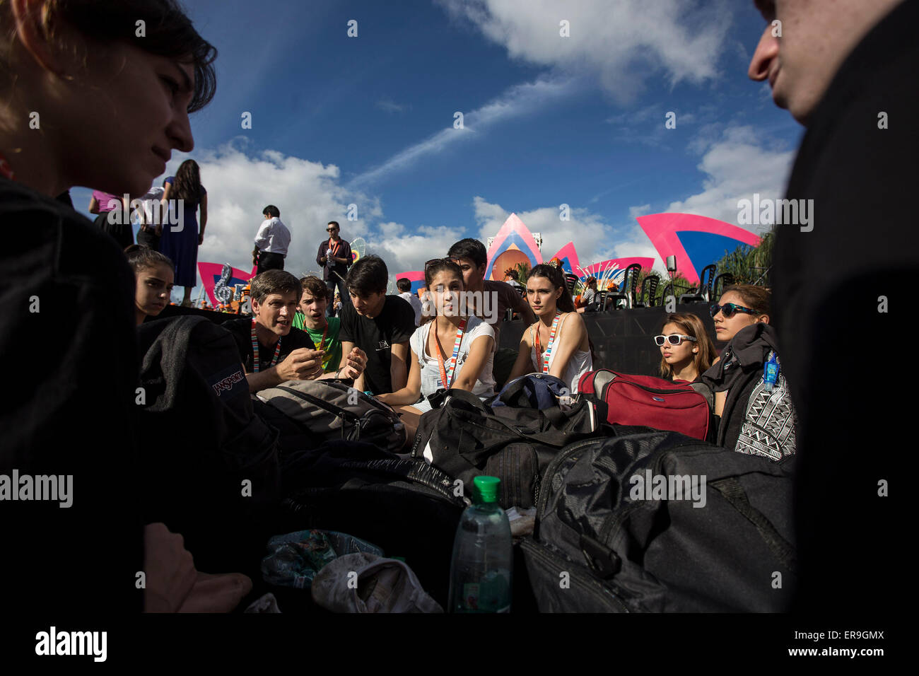 Puerto Iguazú, in Argentina. 29 Maggio, 2015. I membri di un balletto di gruppo giovanile prendere parte a una prova generale, durante la sesta edizione del Festival Child-Youth 'Iguazu in Concerto', nella città di Puerto Iguazú, in Argentina, il 29 maggio 2015. Secondo la stampa locale, oltre 800 ragazzi eseguirà brani di musica classica e folk repertorio dei loro paesi in occasione di un incontro di orchestre e cori e un selezionato gruppo di solisti che perfetta un festival immerso nella foresta pluviale di Misiones e Cascate di Iguassù. © Martin Zabala/Xinhua/Alamy Live News Foto Stock