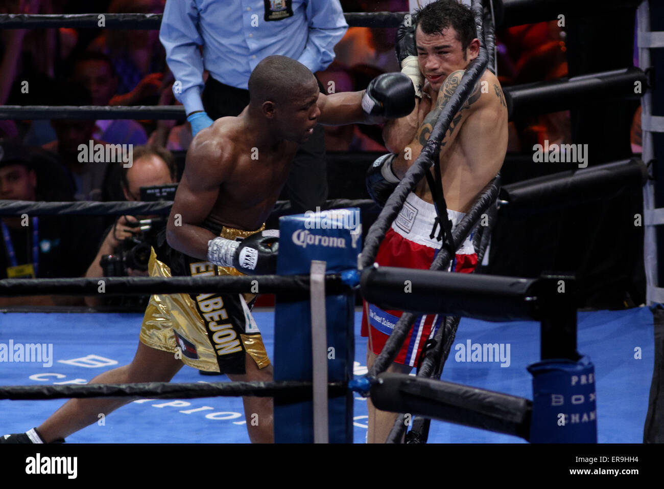 Brooklyn, New York, Stati Uniti d'America. 29 Maggio, 2015. JAVIER FORTUNA (oro e nero trunk) e BRYAN VASQUEZ battaglia in un bout presso la Barclays Center di Brooklyn, New York. © Joel Plummer/ZUMA filo/Alamy Live News Foto Stock