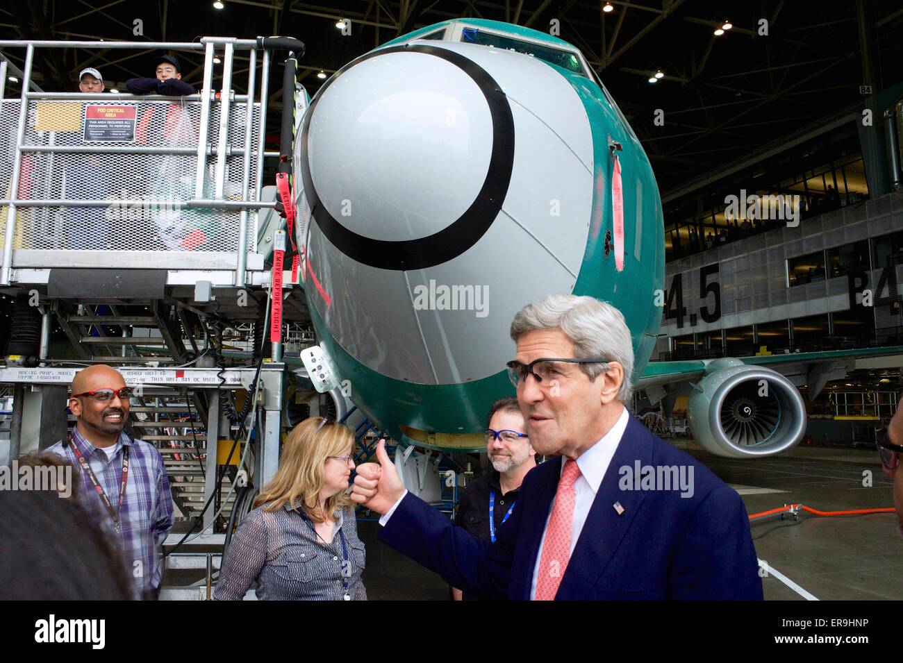 Il Segretario di Stato americano John Kerry tours The Boeing Company 737 aereo in fabbrica dopo un indirizzo negli Stati Uniti. e regionale del Pacifico la politica commerciale Maggio 19, 2015 di Renton, Washington. Foto Stock