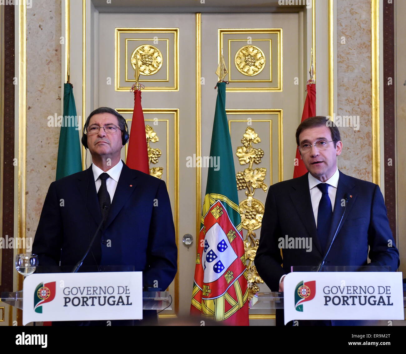 Lisbona, Portogallo. 29 Maggio, 2015. Primo ministro portoghese Pedro Passos Coelho (R) e tunisino Primo Ministro Habib Essid prendere parte a una conferenza stampa congiunta in seguito al terzo vertice Luso-Tunisian a Lisbona, Portogallo, 29 maggio 2015. In Tunisia Il Primo Ministro Habib Essid detto qui il venerdì dissentiva con una barca distruttore missione da parte dell'Unione europea (UE) per evitare i migranti provenienti da Africa e Medio Oriente raggiungendo illegalmente in Europa, confrontandola con un intervento militare. © Zhang Liyun/Xinhua/Alamy Live News Foto Stock