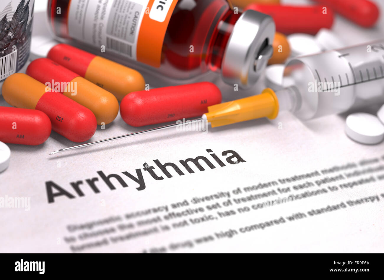Aritmia - Diagnosi stampate con Red pillole, iniezioni e la siringa. Concetto medico con il fuoco selettivo. Foto Stock