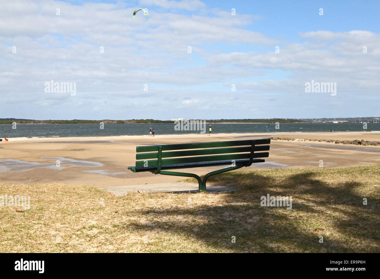 Una panchina nel parco a Sans Souci si affaccia su Botany Bay a Sydney Foto Stock