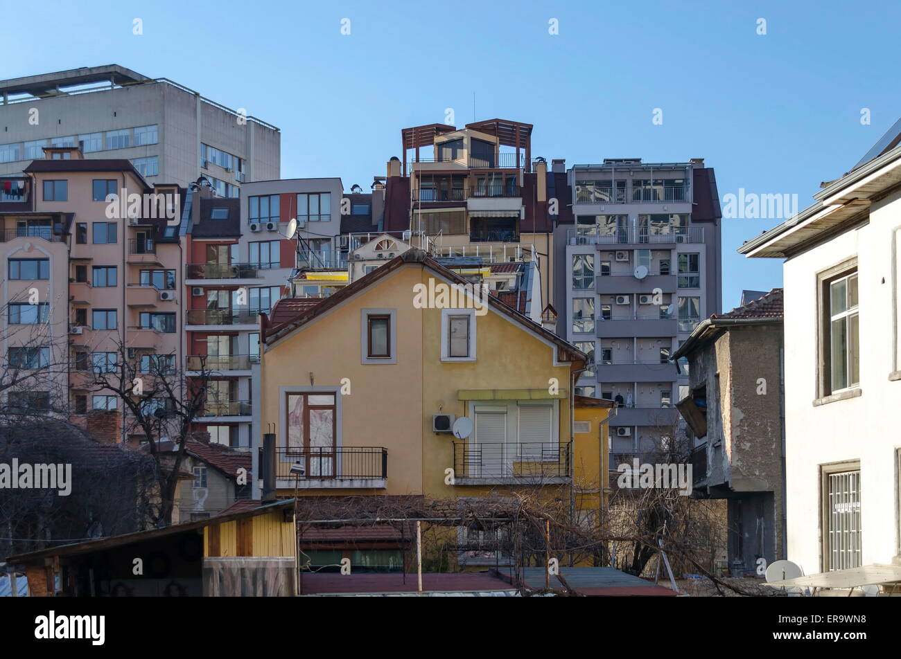 Un quartiere residenziale di vecchia casa contemporanea e nuova costruzione insieme, Sofia, Bulgaria Foto Stock