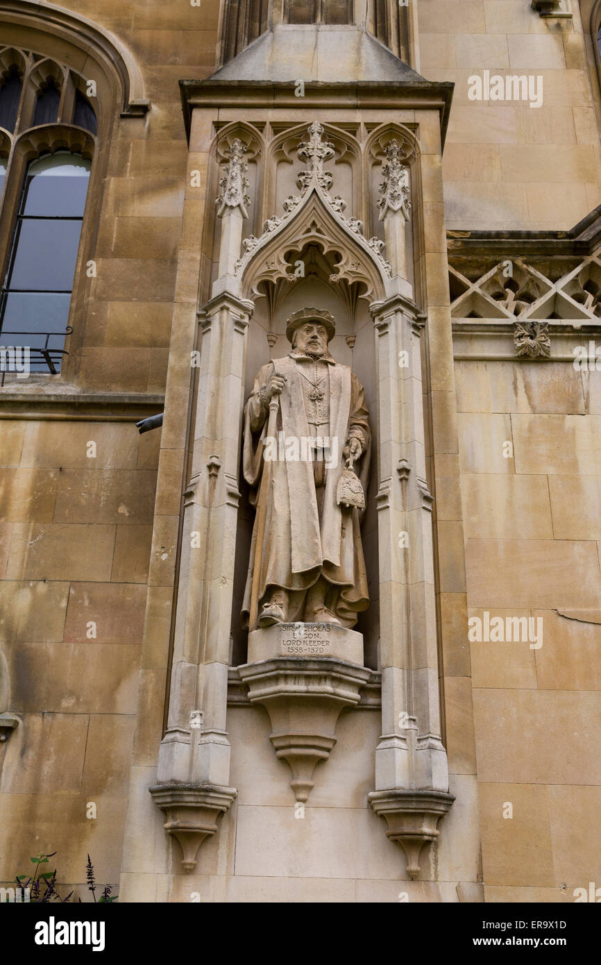 Regno Unito Inghilterra Cambridge. Il Corpus Christi College. Statua di Sir Nicholas Bacon, fiancheggiante l'ingresso alla cappella. Foto Stock