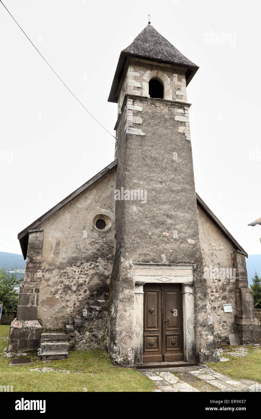 Vecchia chiesa antica chiesa di San Paolo, Pavillo, Trentino Foto Stock