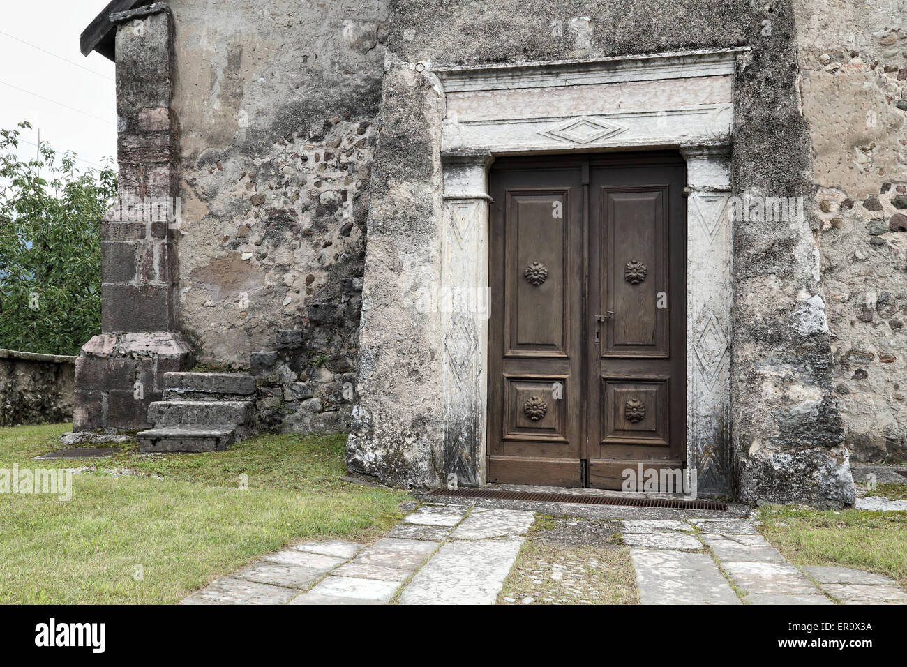 Antica porta della chiesa, Antica chiesa di San Paolo, Pavillo, Trentino Foto Stock