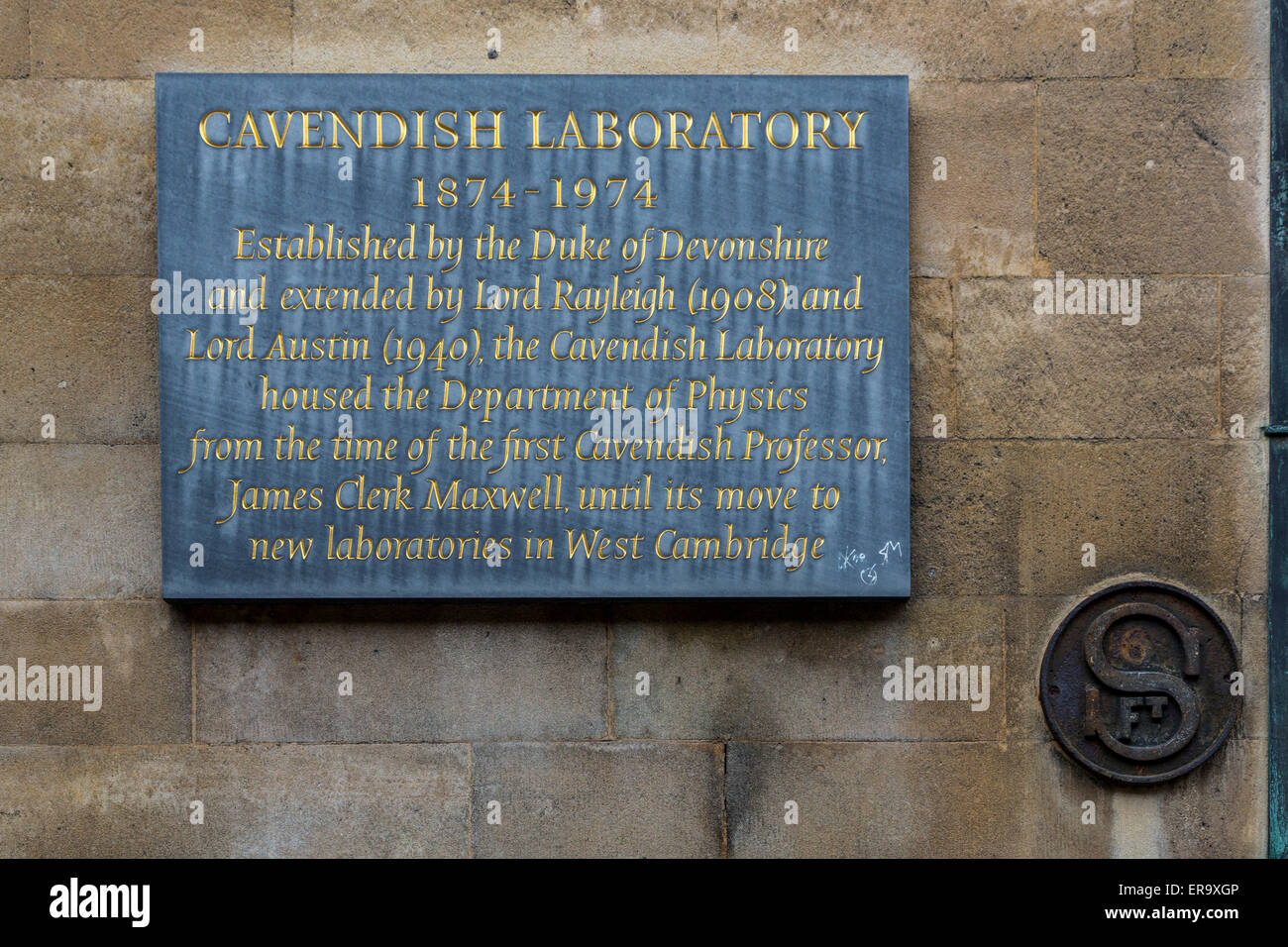 Regno Unito Inghilterra Cambridge. Segno che commemora il Laboratorio Cavendish, precedentemente alloggiato in questo edificio. Foto Stock