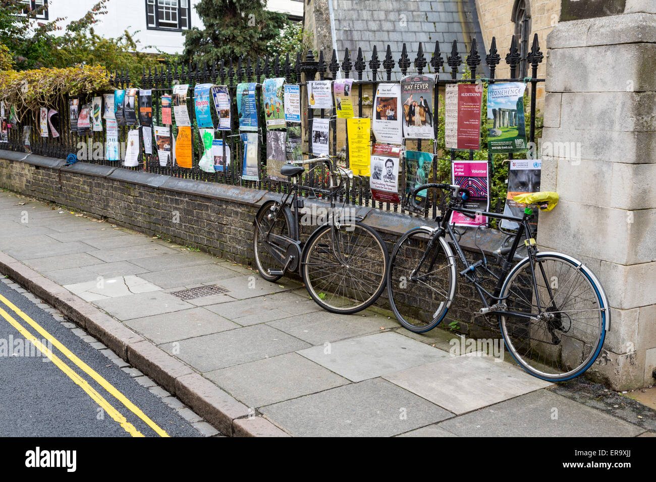 Regno Unito Inghilterra Cambridge. Manifesti e pubblicità insieme King's Parade. Foto Stock