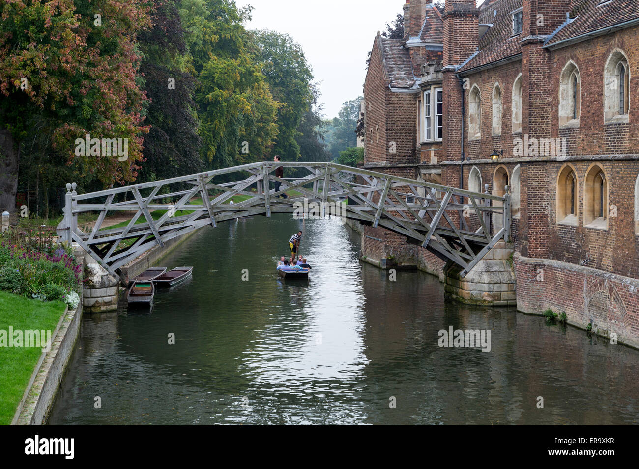 Regno Unito Inghilterra Cambridge. Punting sul fiume Cam dal ponte di matematica, Queen's College. Foto Stock