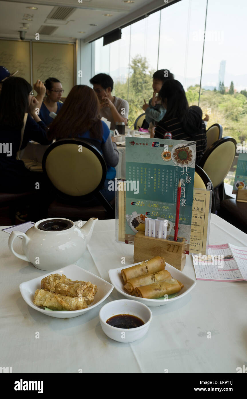 Dh ristorante HONG KONG Tabella piatti dim sum teiera famiglia cinese cina alimentare pasto ristorante Foto Stock