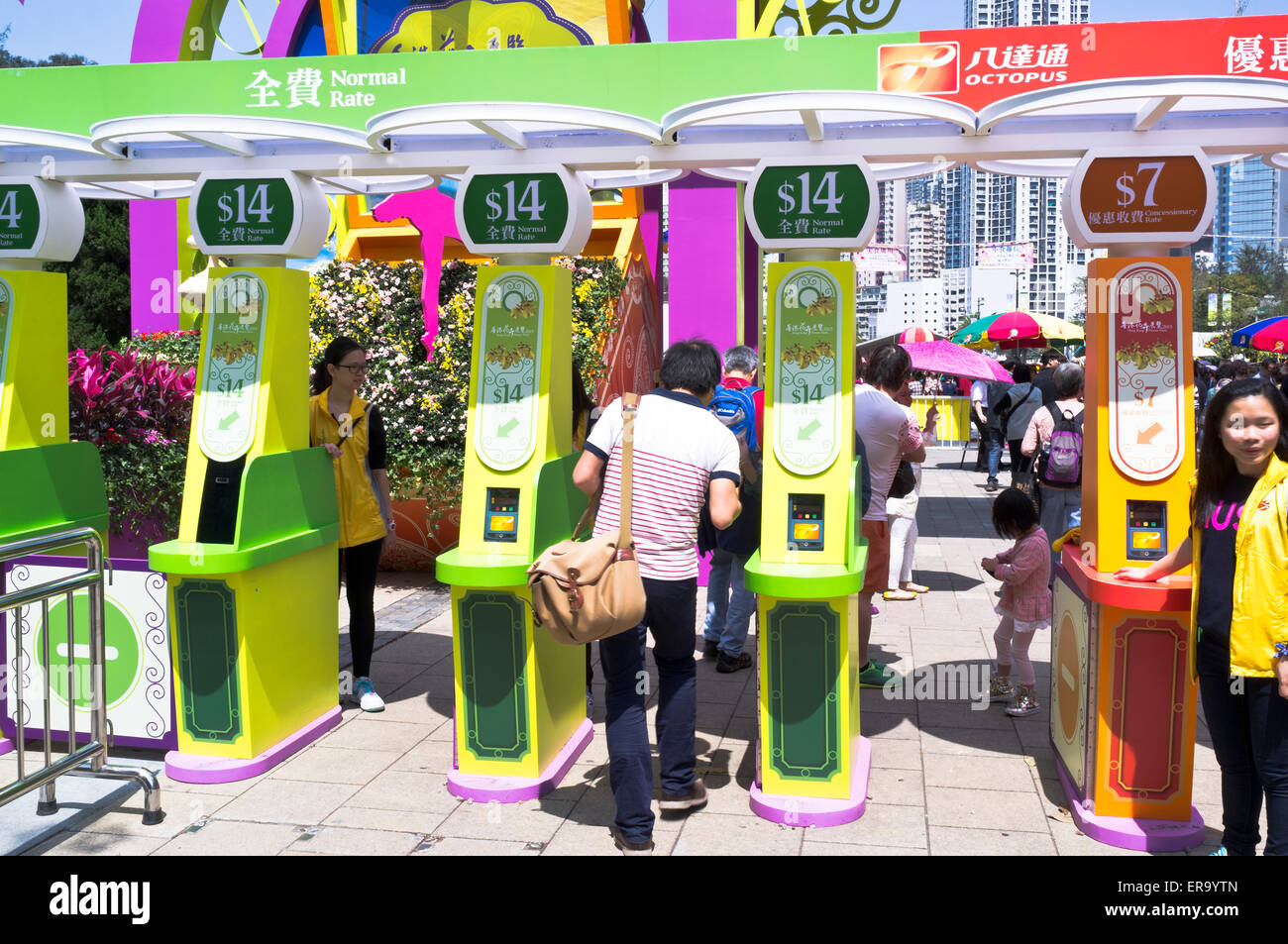 Dh Victoria Park Causeway Bay Hong Kong entrata a Hong Kong Flower Show uomo con Octopus lettori di schede Foto Stock