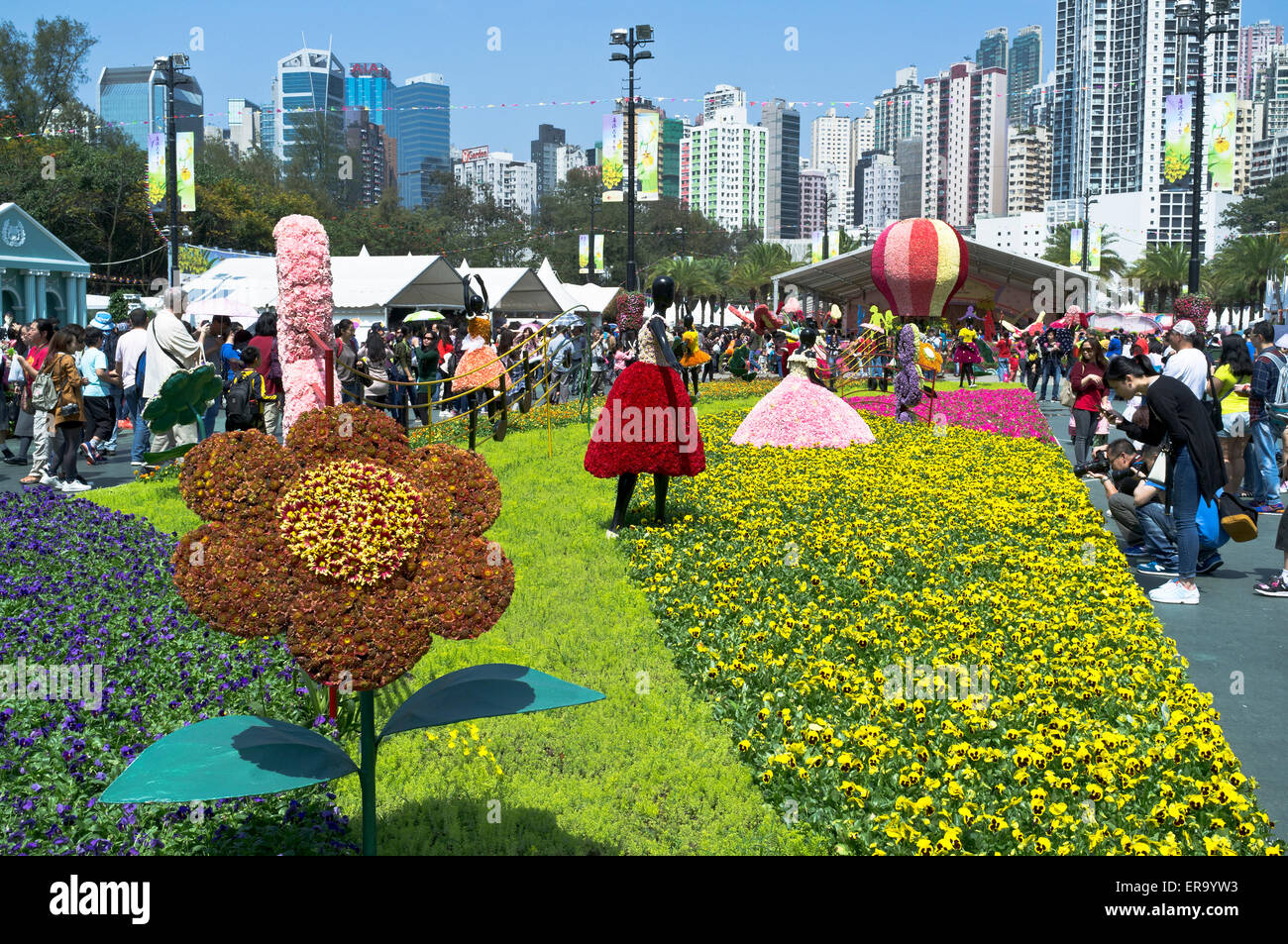 Dh Victoria Park Causeway Bay Hong Kong le persone e i fiori in mostra a Hong Kong Flower Show parchi Foto Stock