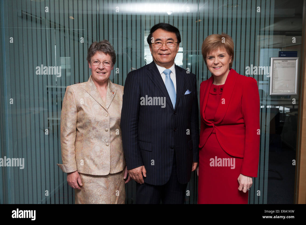 Glasgow, Scotland, Regno Unito. 29 Maggio, 2015. Del primo ministro di Scozia, Nicola Storione MSP (a destra), è raffigurato con il presidente dell'Accademia cinese delle scienze, professor Chunli Bai (centro) e Presidente della Royal Society of Edinburgh, Dame Jocelyn Bell Burnell (sinistra), in occasione del Professor Bai in visita in Scozia durante il quale egli è stato iscritto come membro onorario della Royal Society of Edinburgh. Credito: GARY DOAK/Alamy Live News Foto Stock