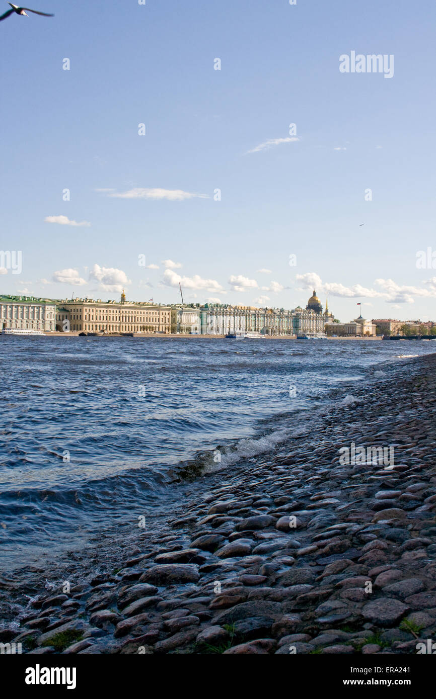 Argine del fiume Neva. Vista della città di San Pietroburgo. La Russia. Foto Stock