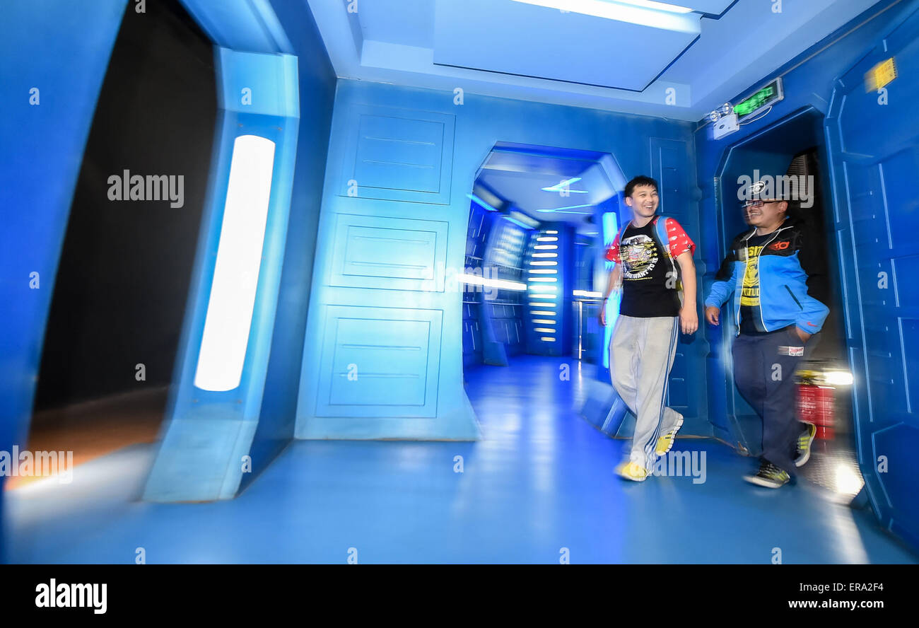 (150530) -- CHANGCHUN, 30 maggio 2015 (Xinhua) -- turisti visitano Changchun Film Century City in Changchun, capitale del nord-est della Cina di provincia di Jilin, 30 maggio 2015. Come il film di Changchun Century City ha celebrato il suo decimo anniversario il 29 maggio più di 8 milioni di euro a livello nazionale e internazionale i turisti hanno visitato la Cina del primo film theme park sin dalla sua apertura 10 anni fa. (Xinhua/Wang Haofei) (zhs) Foto Stock