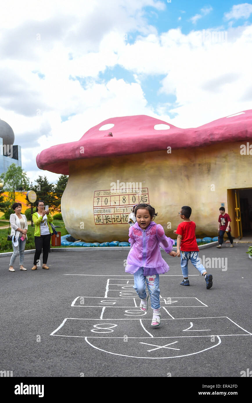 (150530) -- CHANGCHUN, 30 maggio 2015 (Xinhua) -- i bambini giocano a Changchun Film Century City in Changchun, capitale del nord-est della Cina di provincia di Jilin, 30 maggio 2015. Come il film di Changchun Century City ha celebrato il suo decimo anniversario il 29 maggio più di 8 milioni di euro a livello nazionale e internazionale i turisti hanno visitato la Cina del primo film theme park sin dalla sua apertura 10 anni fa. (Xinhua/Wang Haofei) (zhs) Foto Stock