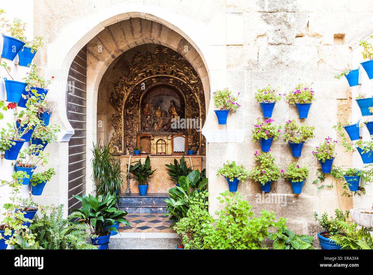 Cordoba, Regione Andalusia, Spagna. Una vecchia chiesa con la tradizionale fiori impostare di questa città. Foto Stock