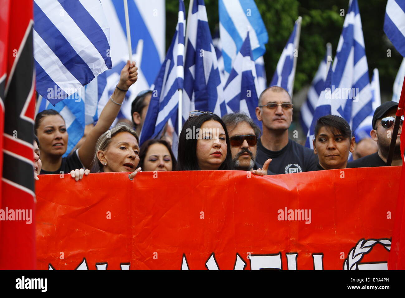 Atene, Grecia. 29 Maggio, 2015. Golden Dawn simpatizzanti ascoltare i discorsi e gridare slogan. Partito di destra Golden Dawn ha tenuto un rally in Atene, ricordando la caduta di Costantinopoli e la morte dell'ultimo imperatore bizantino Costantino XI Paleologo nel 1453. La sua leggenda membro che egli sarà ri-conquista di Costantinopoli per la Cristianità. © Michael Debets/Pacific Press/Alamy Live News Foto Stock