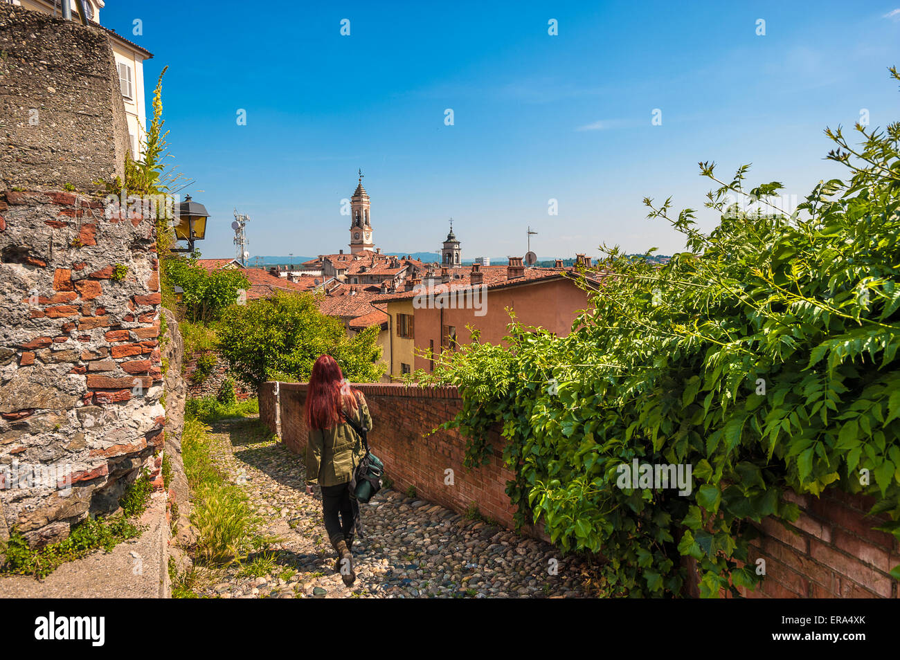 Italia Piemonte canavese, Via Francigena, Ivrea Visualizza con della torre del municipio Foto Stock