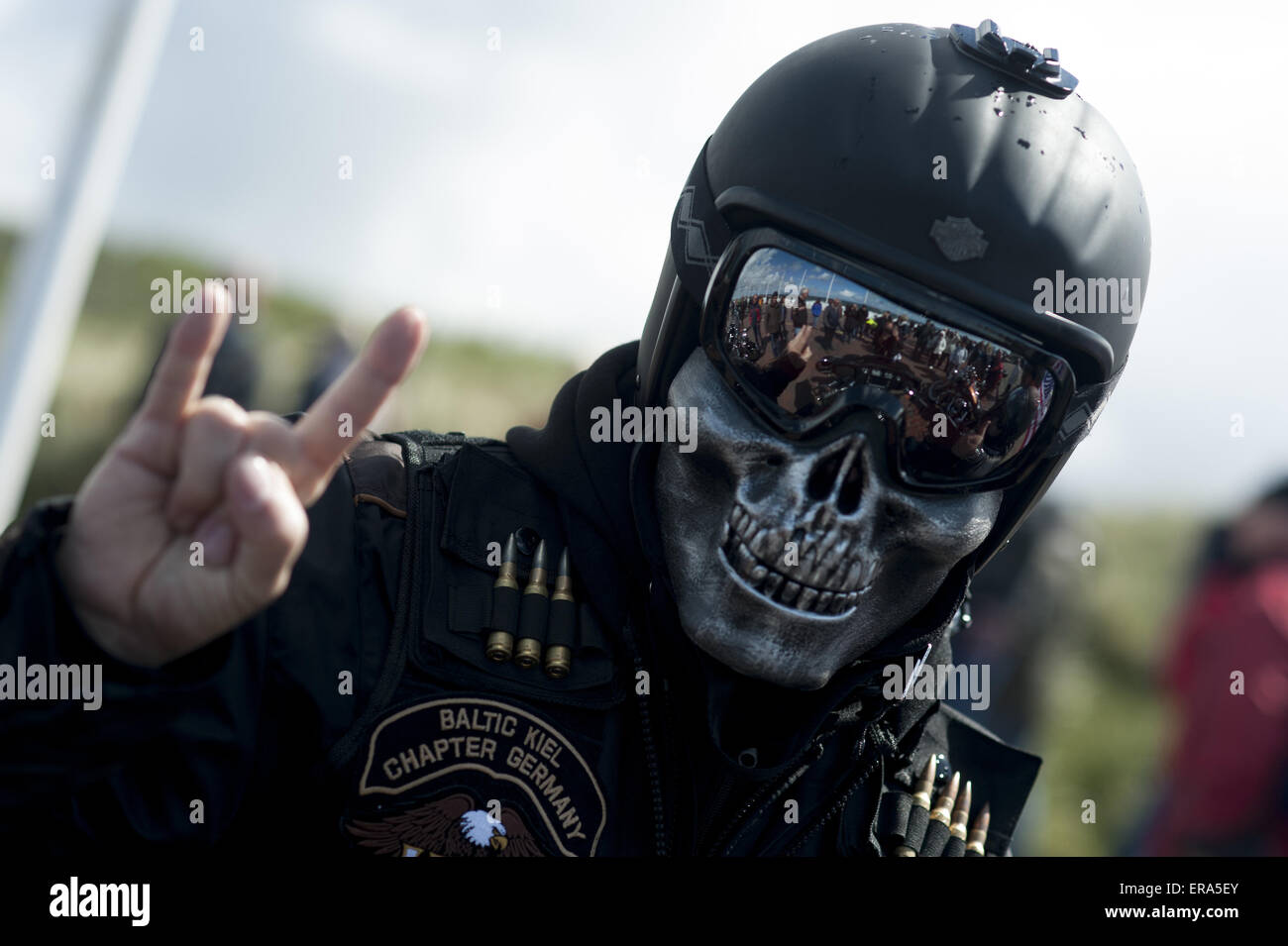 Sylt, Germania. Il 30 maggio 2015. Stefan, partecipanti a una riunione di  Harley-Davidson, indossa una maschera come egli si pone sull'isola di Sylt,  Germania, 30 maggio 2015. Più di 500 motociclisti si