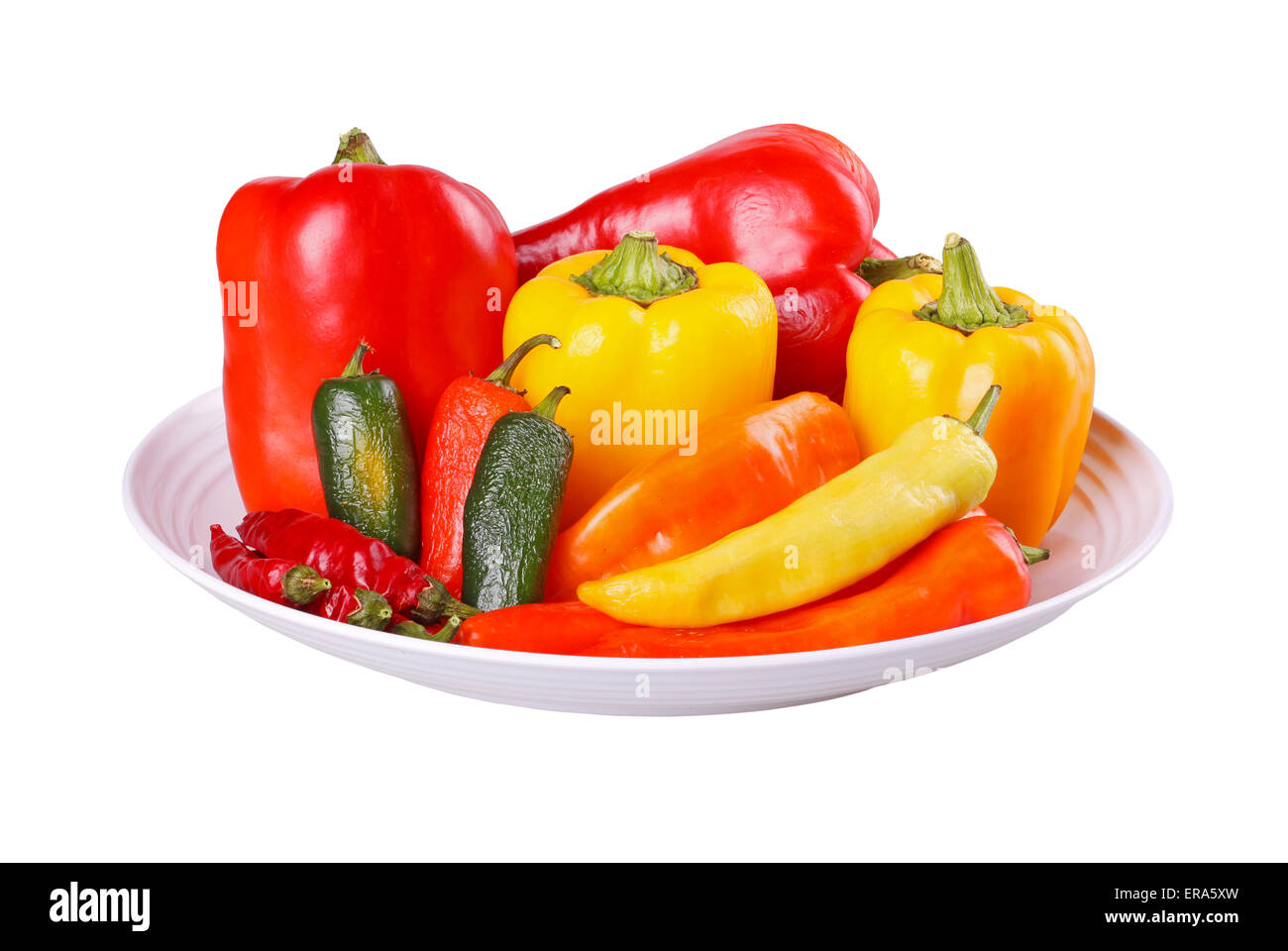 Miscelato a caldo (cayenne e japapeno) e banana dolce e campana (Capsicum annuum) peperoni in un recipiente isolato su bianco Foto Stock