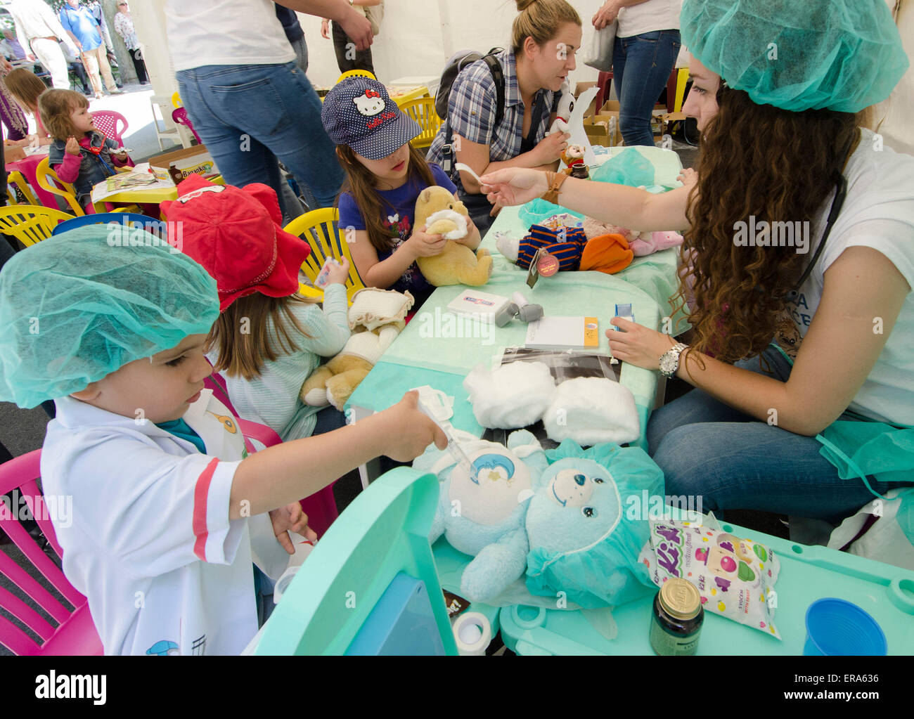 (150530) -- Pechino , 30 maggio 2015 (Xinhua) -- i bambini partecipano al "Teddy Bear Hospital' evento al parco Zrinjevac a Zagabria, la capitale della Croazia, il 30 maggio 2015. "Teddy Bear Hospital' è stata organizzata ogni anno a Zagabria e altre città croate dal 2002, mirando a fugare i bambini la paura di medici e ospedali. (Xinhua/Miso Lisanin) Foto Stock