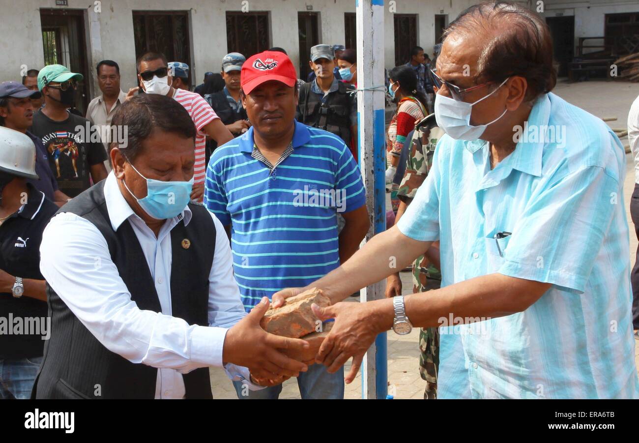 Kathmandu, Nepal. Il 30 maggio 2015. Vice Primo Ministro Prakash Man Singh (FRONT L) e nepalese il ministro delle Finanze di Ram Sharan Mahat anteriore (R) pass mattoni durante la rimozione dei detriti dalle macerie di un edificio danneggiato a causa del terremoto del 25 aprile a Biswa Niketan High School di Kathmandu, capitale del Nepal, il 30 maggio 2015. Credito: Sunil Sharma/Xinhua/Alamy Live News Foto Stock