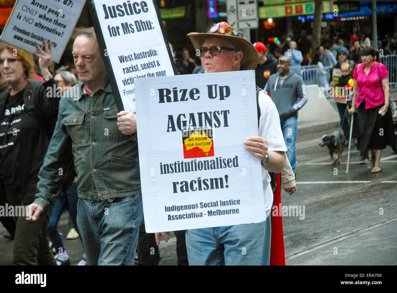 Persone che protestano per i diritti degli indigeni nel CBD di Melbourne, Australia Australia Day 2015. Foto Stock