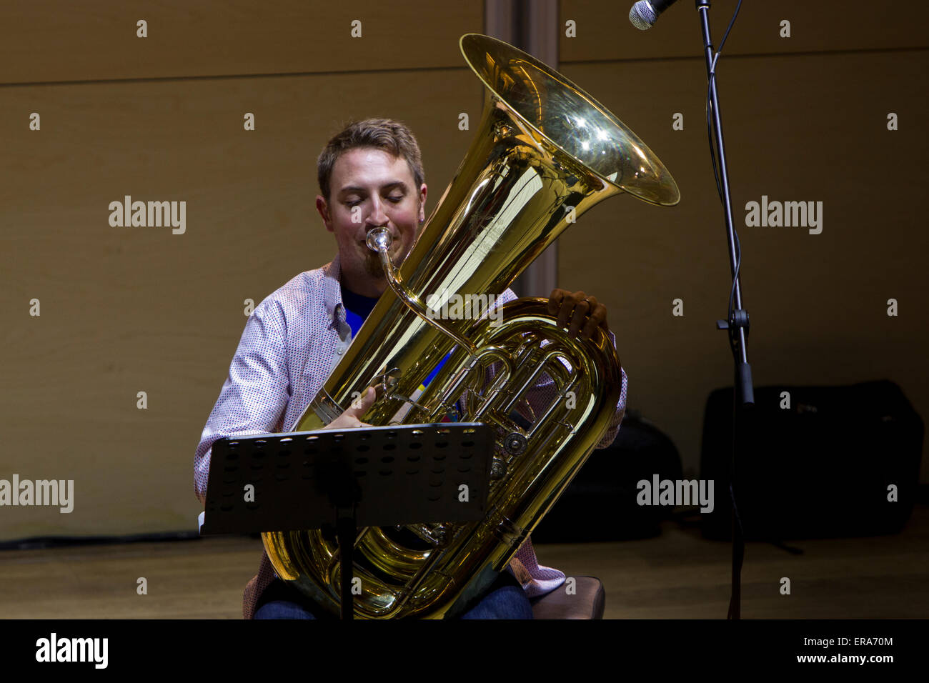Torino, Italia, 30 maggio 2015. Tubista Dan Peck esegue durante un Steve Lehman ottetto concerto durante la Torino Jazz Festival Foto Stock