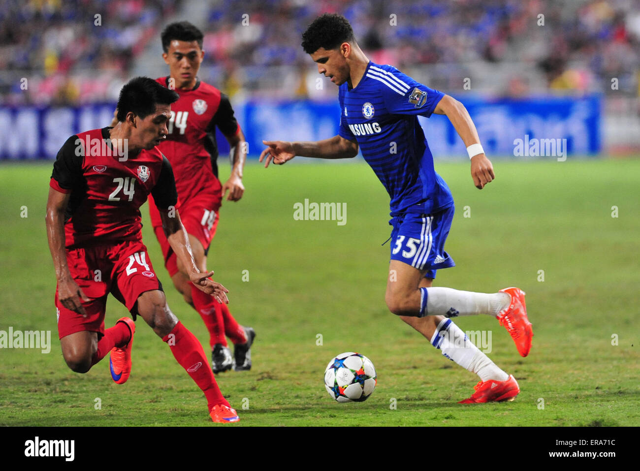 Bangkok, Tailandia. Il 30 maggio 2015. Dominic Solanke (R) di Inghilterra del Chelsea FC compete nel corso di un incontro di calcio amichevole contro la Tailandia della All-Star team al Rajamangala National Stadium di Bangkok, Thailandia, 30 maggio 2015. Chelsea ha vinto 1-0. Credito: Rachen Sageamsak/Xinhua/Alamy Live News Foto Stock