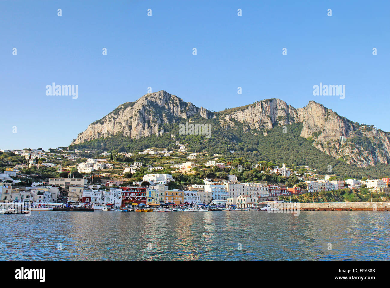 Le barche e gli edifici di Marina Grande sull'isola di Capri, Italia, con le montagne sullo sfondo Foto Stock