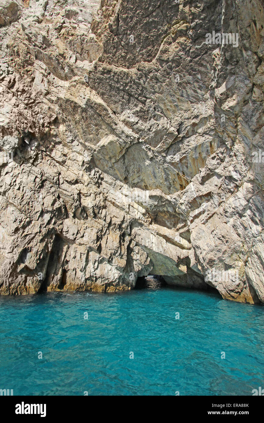 La grotta Verde (Grotta Verde) grotta marina sulla costa sud dell'isola di Capri, Italia, vista dall'acqua verticale Foto Stock